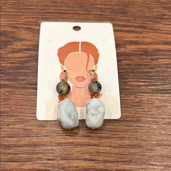 Vintage Jewelry - Elegant Gray Dangle Earrings